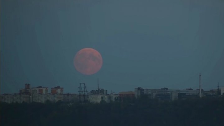 Un astru s-a apropiat la cea mai mică distanţă de Pământ. Cum s-a văzut Super Luna în Moldova (FOTO)