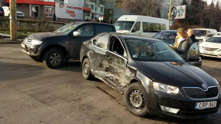 Accident grav în Capitală cu implicarea fostului Ministru al Afacerilor Interne. Două persoane au ajuns la spital după ce trei mașini s-au izbit violent (FOTO)