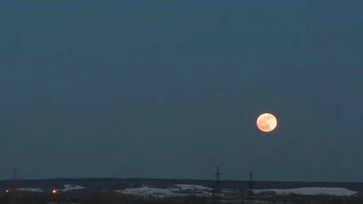 Un astru s-a apropiat la cea mai mică distanţă de Pământ. Cum s-a văzut Super Luna în Moldova (FOTO)