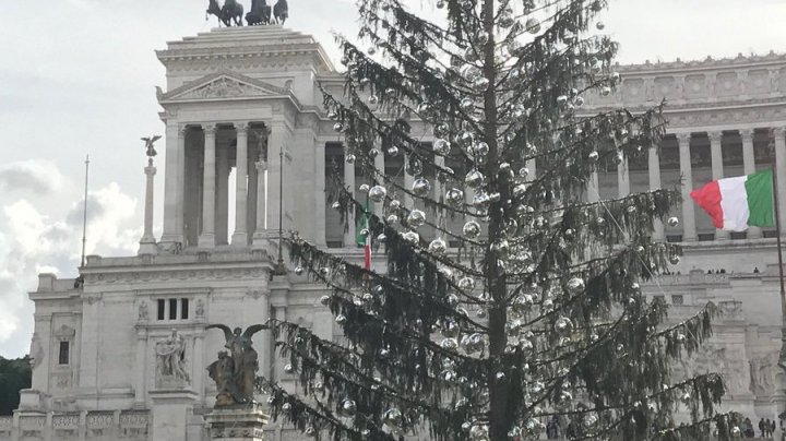 Pomul de Crăciun din Roma a păţit la fel ca şi cel din Chişinău. Vezi cum arată (FOTO)