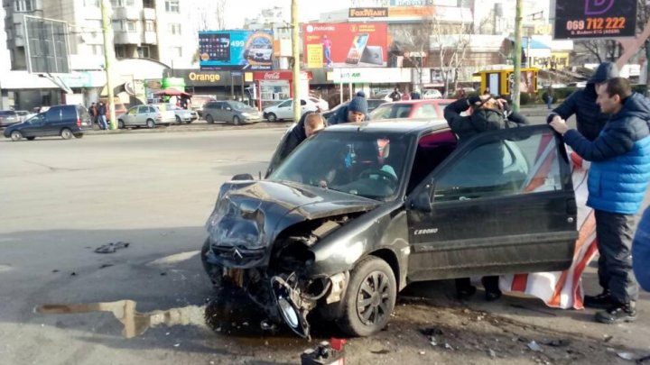 Accident grav în Capitală cu implicarea fostului Ministru al Afacerilor Interne. Două persoane au ajuns la spital după ce trei mașini s-au izbit violent (FOTO)