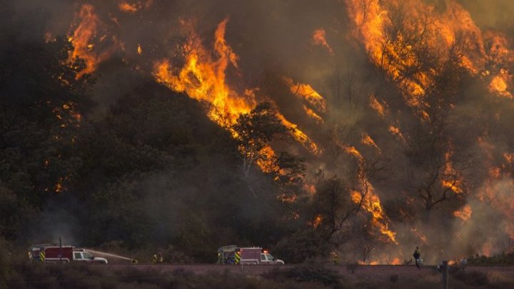 Pompierii din California folosesc FOCUL pentru a combate incendiile de vegetaţie devastatoare