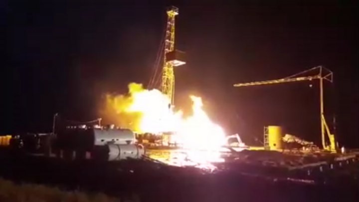 Pericol de explozie într-o localitate din Satu Mare, unde arde o sondă de gaz