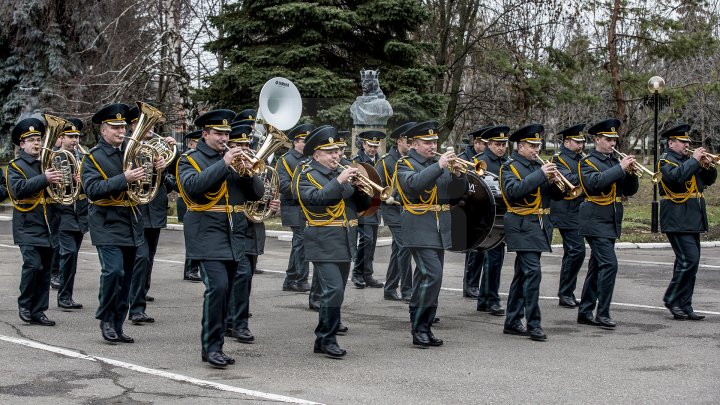 Al optulea contigent de militari moldoveni pleacă în Kosovo. Pavel Filip: E un motiv de mândrie pentru întreaga noastră societate (FOTO)