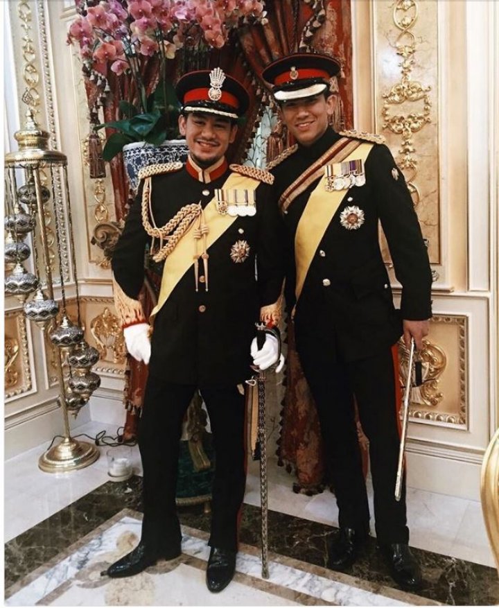 Are 26 de ani şi este cel mai excentric prinţ din lume. Viaţa lui Abdul Mateen din Brunei trecută prin filtrele de Instagram (FOTO)