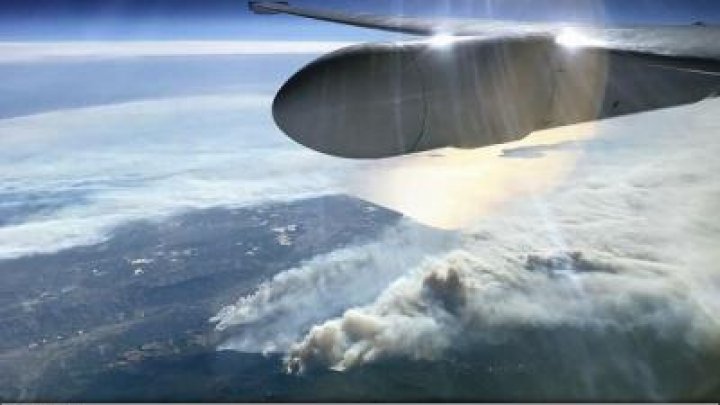 IMAGINI UIMITOARE! Un avion științific al NASA survolează incendiul Thomas din California