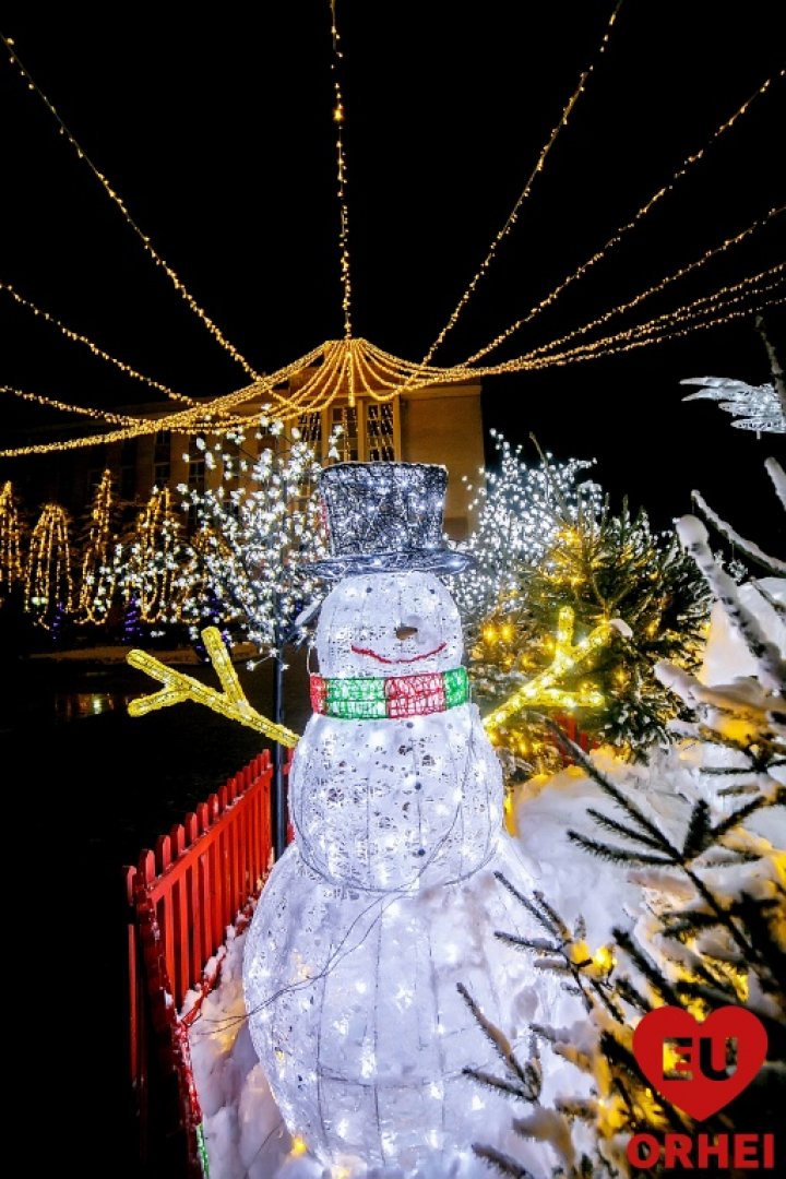 Orheiul îmbrăcat în straie de sărbătoare. Cel mai înalt Pom de Crăciun din țară seamană a fi rupt din poveste (FOTO)