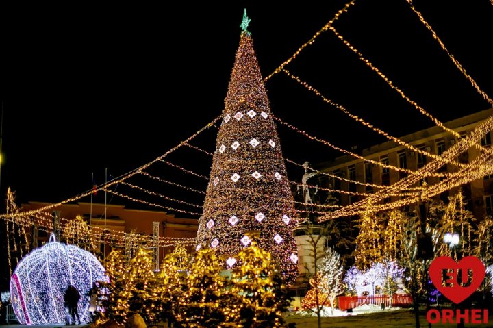 Orheiul îmbrăcat în straie de sărbătoare. Cel mai înalt Pom de Crăciun din țară seamană a fi rupt din poveste (FOTO)