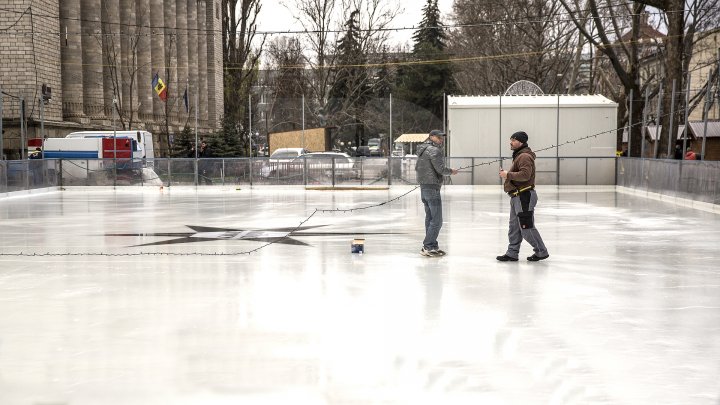 SPECTACULOS! Patinoarul de pe strada 31 august din Capitală, aproape gata. Cum arată (FOTOREPORT)