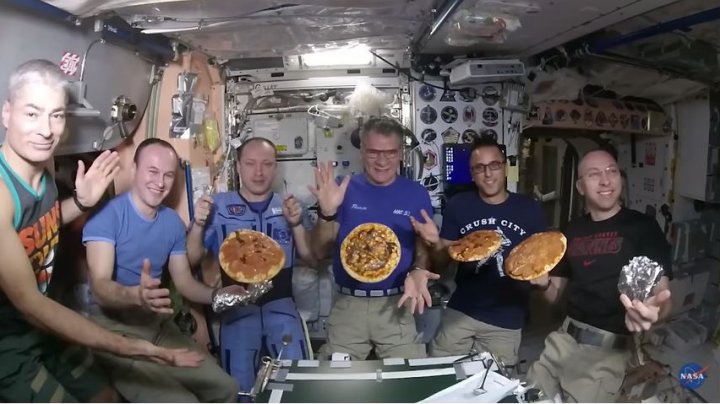 Poftele pot fi îndeplinite chiar şi în spaţiu. Astronauţii de pe SSI şi-au preparat pizza (VIDEO)