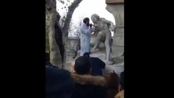 Un bărbat a vandalizat cu un ciocan și o daltă o statuie simbolică a unui oraș din Algeria (VIDEO)