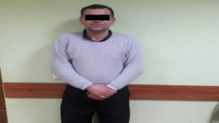 Un bărbat, reţinut de poliţie după ce a spart două maşini, de unde ar fi furat bunuri de circa 30 mii de lei