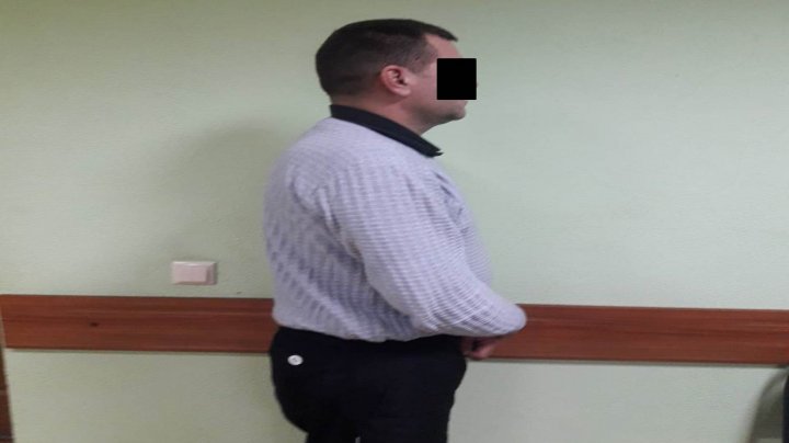 Un bărbat, reţinut de poliţie după ce a spart două maşini, de unde ar fi furat bunuri de circa 30 mii de lei