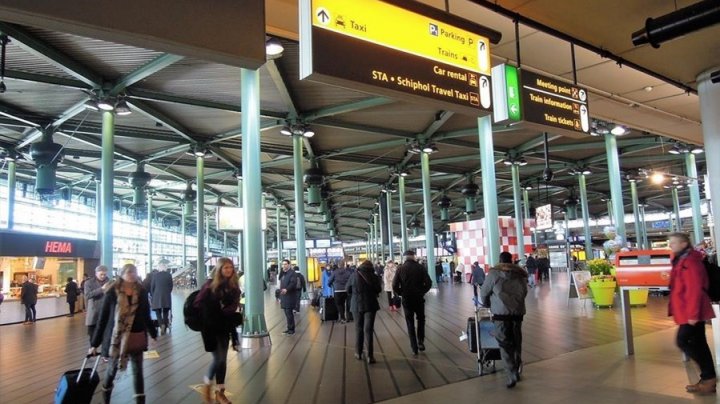 ALERTĂ pe aeroportul din Amsterdam! Pasagerii ameninţaţi cu un cuţit de un individ. Bărbatul, împuşcat de poliţişti