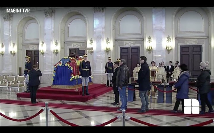 Funeraliile Regelui Mihai I - Mii de oameni aduc un ultim omagiu la Palatul Regal din București  (LIVE VIDEO)