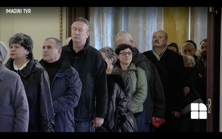 Funeraliile Regelui Mihai I - Mii de oameni aduc un ultim omagiu la Palatul Regal din București  (LIVE VIDEO)