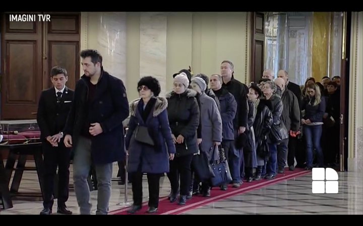 Funeraliile Regelui Mihai I - Mii de oameni aduc un ultim omagiu la Palatul Regal din București  (LIVE VIDEO)