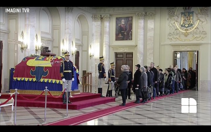 Funeraliile Regelui Mihai I - Mii de oameni aduc un ultim omagiu la Palatul Regal din București  (LIVE VIDEO)