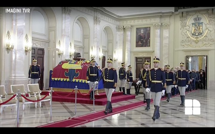 Funeraliile Regelui Mihai I - Mii de oameni aduc un ultim omagiu la Palatul Regal din București  (LIVE VIDEO)