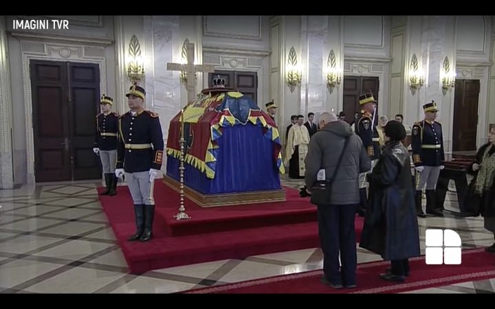 Funeraliile Regelui Mihai I - Mii de oameni aduc un ultim omagiu la Palatul Regal din București  (LIVE VIDEO)