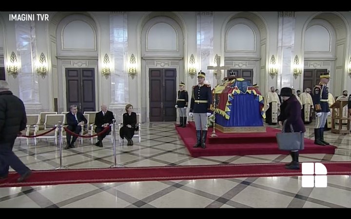 Funeraliile Regelui Mihai I - Mii de oameni aduc un ultim omagiu la Palatul Regal din București  (LIVE VIDEO)