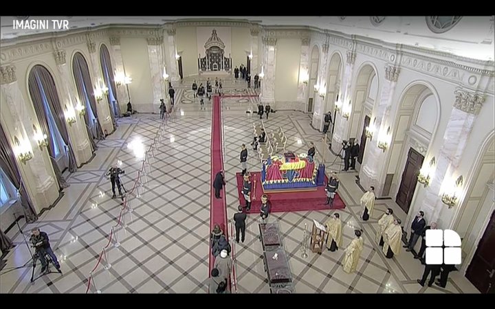 Funeraliile Regelui Mihai I - Mii de oameni aduc un ultim omagiu la Palatul Regal din București  (LIVE VIDEO)