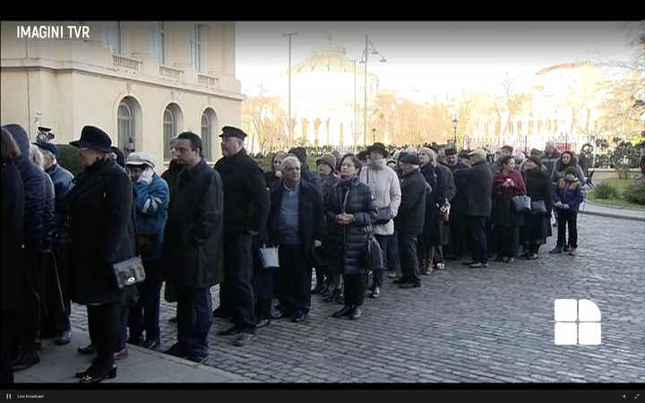 Funeraliile Regelui Mihai I - Mii de oameni aduc un ultim omagiu la Palatul Regal din București  (LIVE VIDEO)