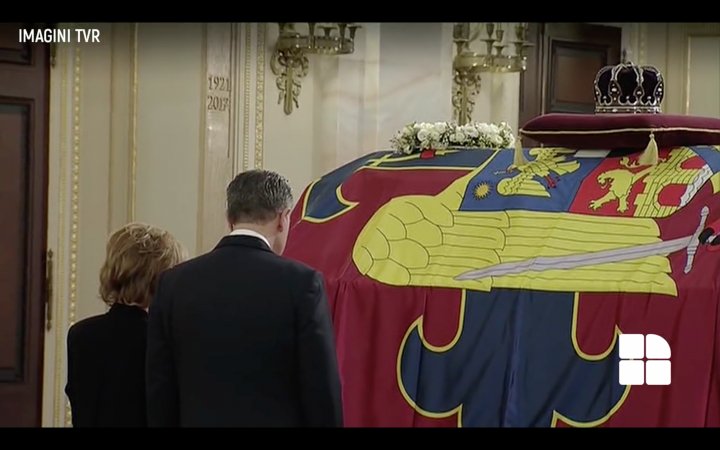 Omagiu adus pentru Regele Mihai I. Sute de români au adus flori Majestăţii Sale la Palatul Regal din București (IMAGINI LIVE)