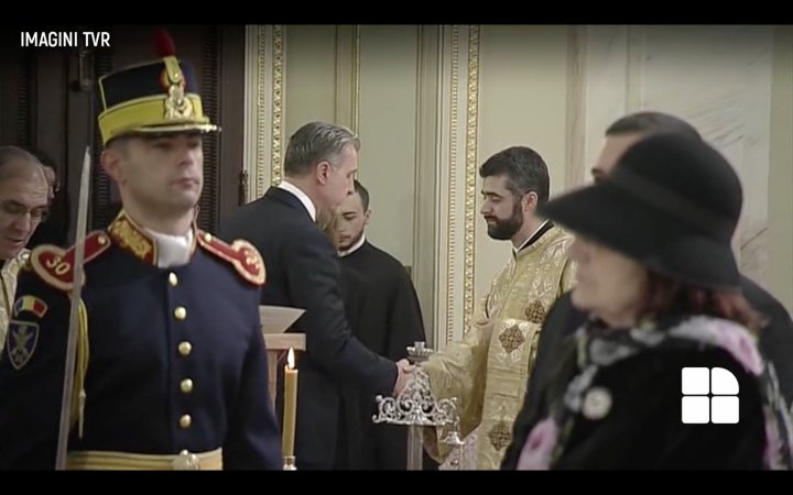 Omagiu adus pentru Regele Mihai I. Sute de români au adus flori Majestăţii Sale la Palatul Regal din București (IMAGINI LIVE)