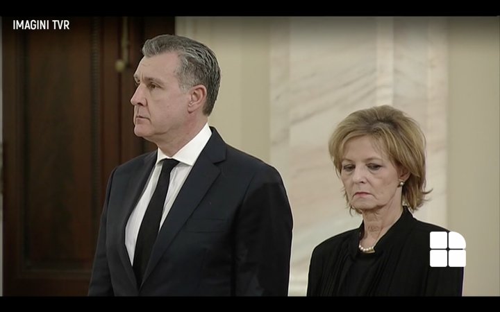 Omagiu adus pentru Regele Mihai I. Sute de români au adus flori Majestăţii Sale la Palatul Regal din București (IMAGINI LIVE)