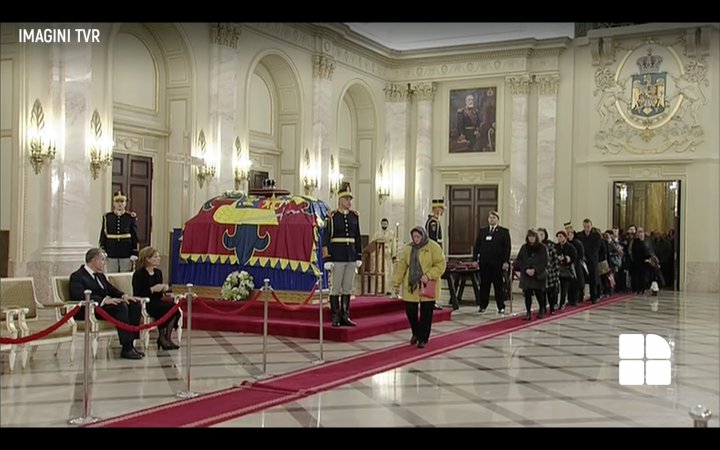 Omagiu adus pentru Regele Mihai I. Sute de români au adus flori Majestăţii Sale la Palatul Regal din București (IMAGINI LIVE)