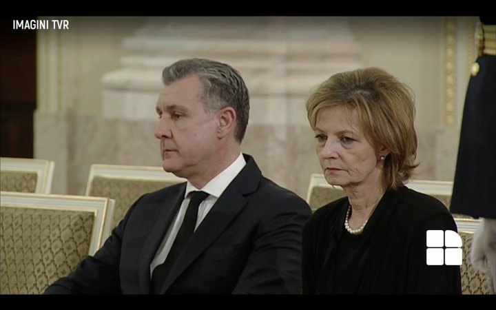 Omagiu adus pentru Regele Mihai I. Sute de români au adus flori Majestăţii Sale la Palatul Regal din București (IMAGINI LIVE)