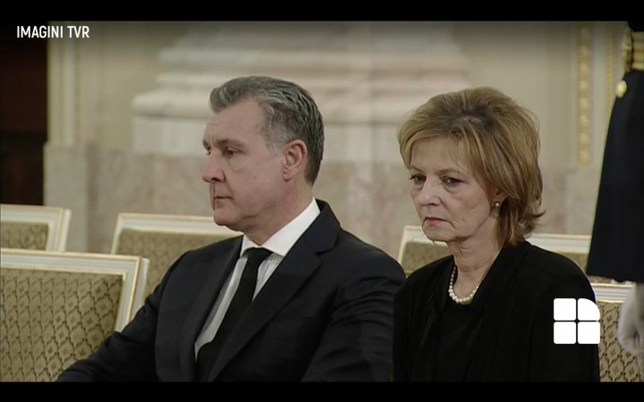 Omagiu adus pentru Regele Mihai I. Sute de români au adus flori Majestăţii Sale la Palatul Regal din București (IMAGINI LIVE)