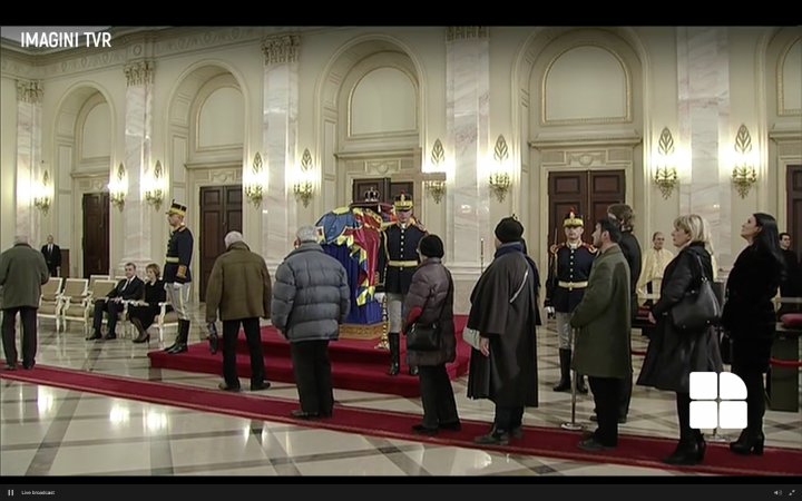 Omagiu adus pentru Regele Mihai I. Sute de români au adus flori Majestăţii Sale la Palatul Regal din București (IMAGINI LIVE)