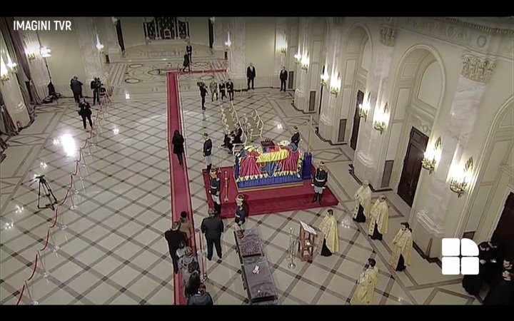 Omagiu adus pentru Regele Mihai I. Sute de români au adus flori Majestăţii Sale la Palatul Regal din București (IMAGINI LIVE)