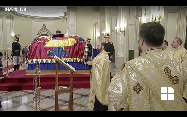 Omagiu adus pentru Regele Mihai I. Sute de români au adus flori Majestăţii Sale la Palatul Regal din București (IMAGINI LIVE)