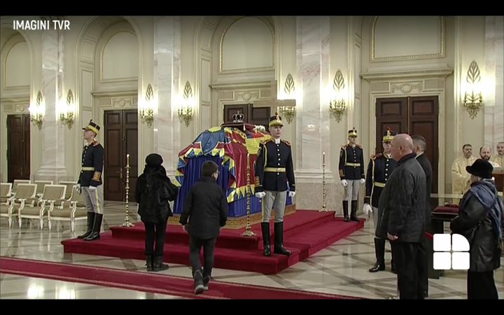 Omagiu adus pentru Regele Mihai I. Sute de români au adus flori Majestăţii Sale la Palatul Regal din București (IMAGINI LIVE)