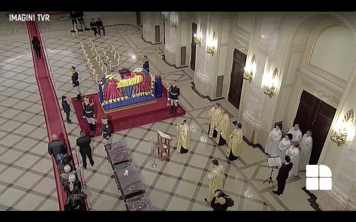 Omagiu adus pentru Regele Mihai I. Sute de români au adus flori Majestăţii Sale la Palatul Regal din București (IMAGINI LIVE)