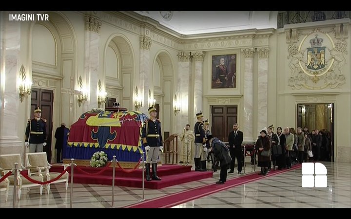 Omagiu adus pentru Regele Mihai I. Sute de români au adus flori Majestăţii Sale la Palatul Regal din București (IMAGINI LIVE)