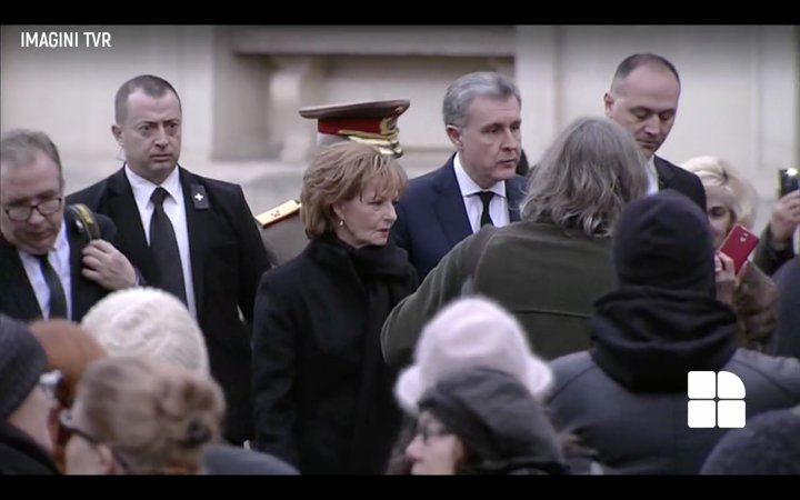 Funeraliile Regelui Mihai I. Mii de români aşteaptă ore în şir să se închine pentru ultima dată monarhului