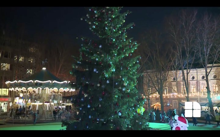 Strada 31 august, tărâm de poveste. Sute de oameni au venit să vadă Târgul de Crăciun (IMAGINI LIVE)