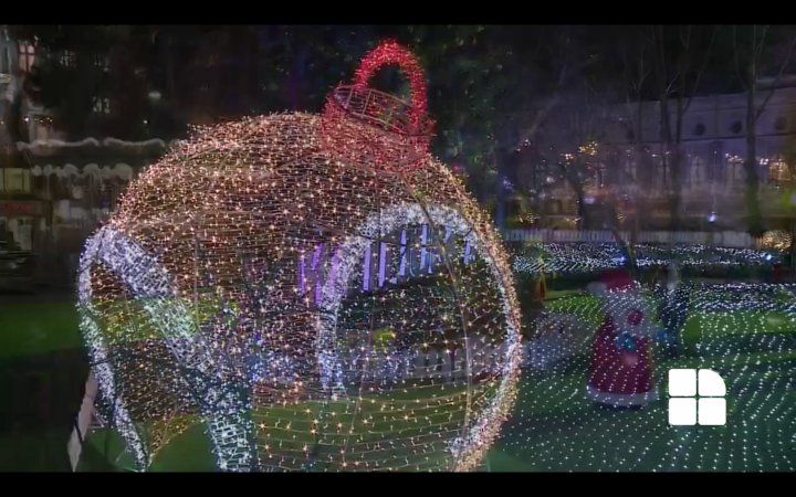 Strada 31 august, tărâm de poveste. Sute de oameni au venit să vadă Târgul de Crăciun (IMAGINI LIVE)