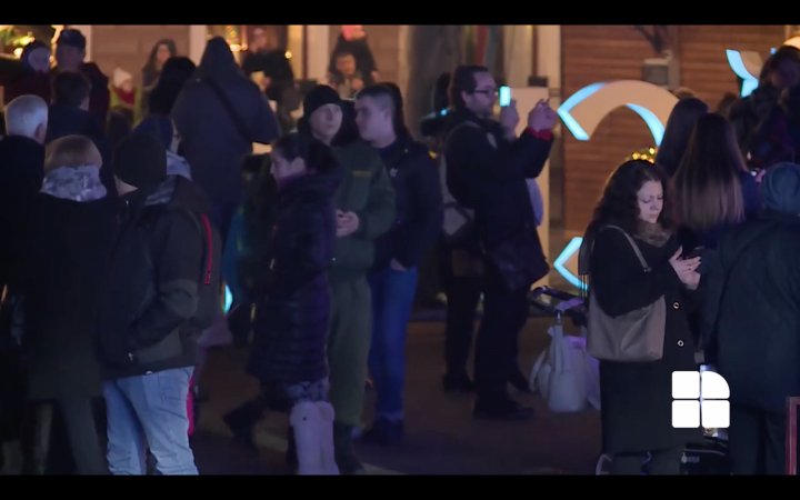 Strada 31 august, tărâm de poveste. Sute de oameni au venit să vadă Târgul de Crăciun (IMAGINI LIVE)