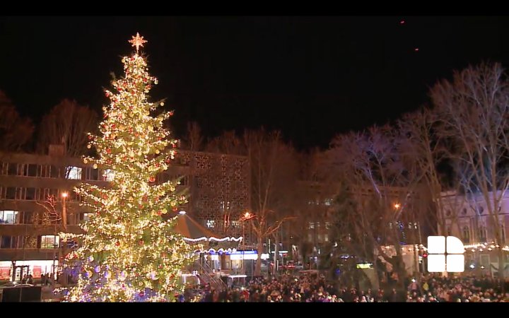 Strada 31 august, tărâm de poveste. Sute de oameni au venit să vadă Târgul de Crăciun (IMAGINI LIVE)