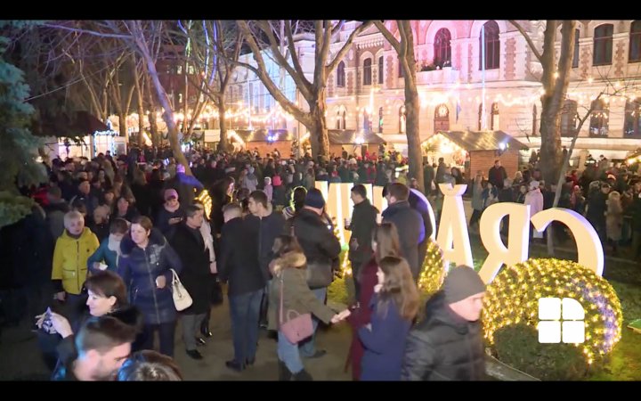 Strada 31 august, tărâm de poveste. Sute de oameni au venit să vadă Târgul de Crăciun (IMAGINI LIVE)