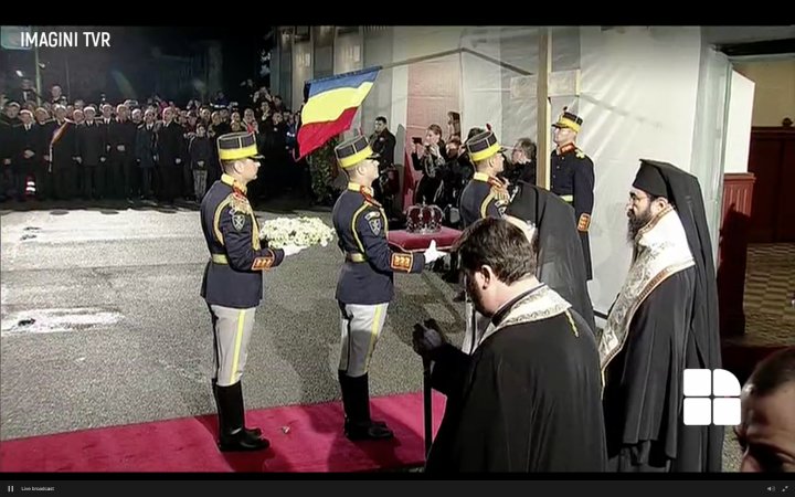 Funeraliile Regelui Mihai I. Cortegiul funerar la Curtea de Arges, ceremonia depunerii în biserică (LIVE VIDEO)