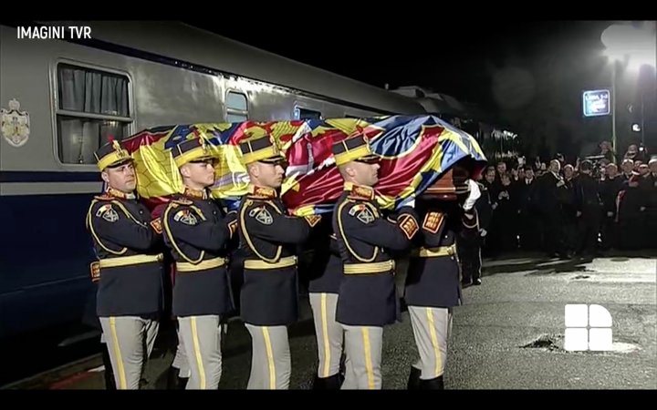 Funeraliile Regelui Mihai I. Cortegiul funerar la Curtea de Arges, ceremonia depunerii în biserică (LIVE VIDEO)