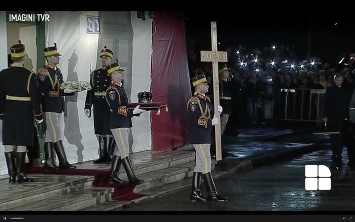 Funeraliile Regelui Mihai I. Cortegiul funerar la Curtea de Arges, ceremonia depunerii în biserică (LIVE VIDEO)