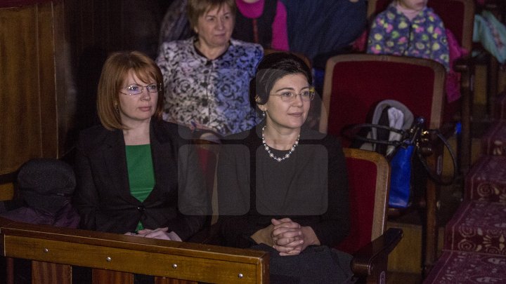 Peste 900 de copii din familii nevoiaşe din municipiul Chişinău au primit cadouri de la Moş Nicolae (FOTOREPORT)