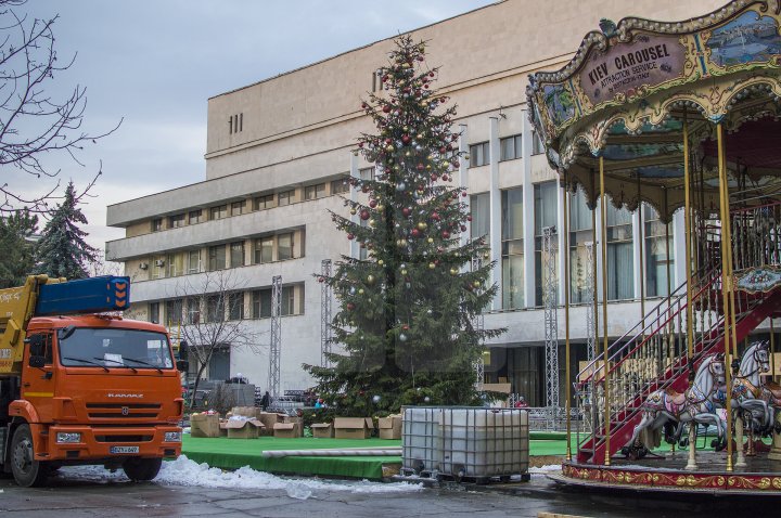 Cum arată caruselul de la Târgul de Crăciun de pe strada 31 august din Capitală (FOTOREPORT)